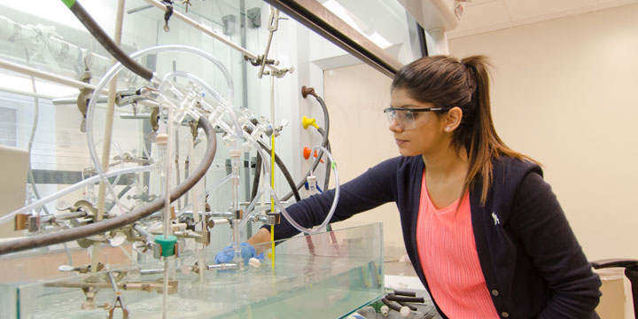 student setting up a lab experiment