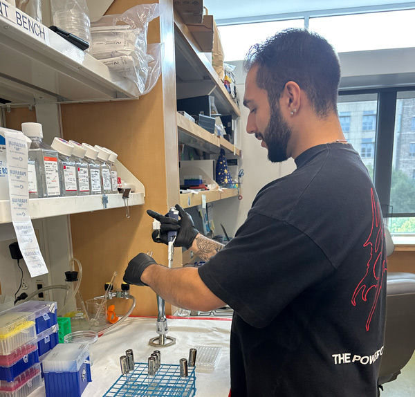 Giovanni Caricati works in a lab as an intern at Duke University