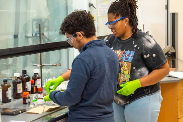 Rashid Saleh ‘25 and Sandra Perkins '24 are experimenting with unknown esters (chemical compounds).