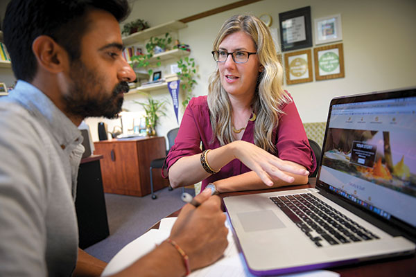 Emily Carpenter advising student