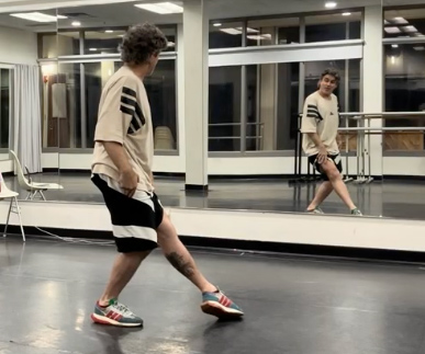 Josh Walden demonstrates dance steps in combos for musical theatre BFA auditions