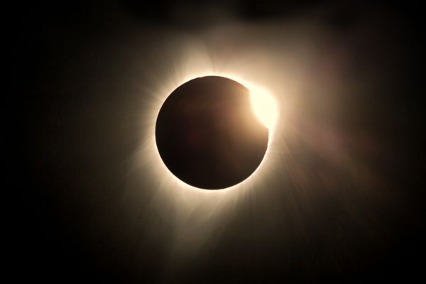 solar_eclipse_-_moon_blocks_sun_600x400.jpg