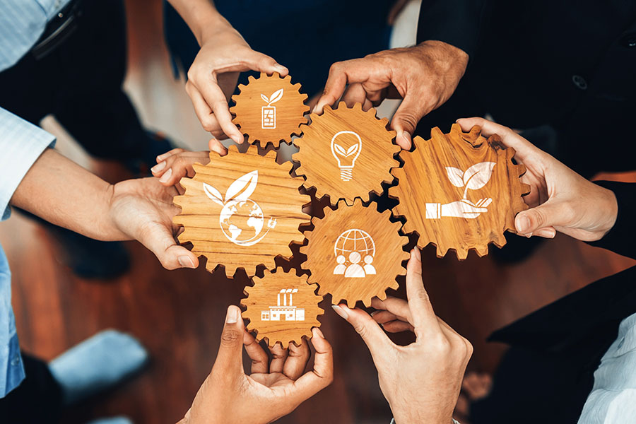 hands holding cogs to represent Social Innovation & Entrepreneurship