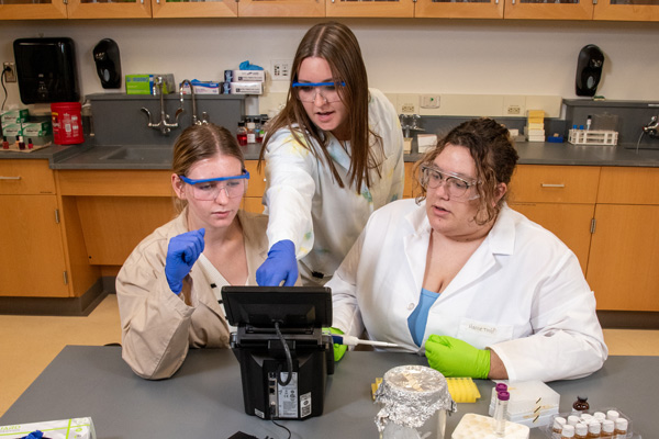 Jessica Stachowski with two students in biochem lab